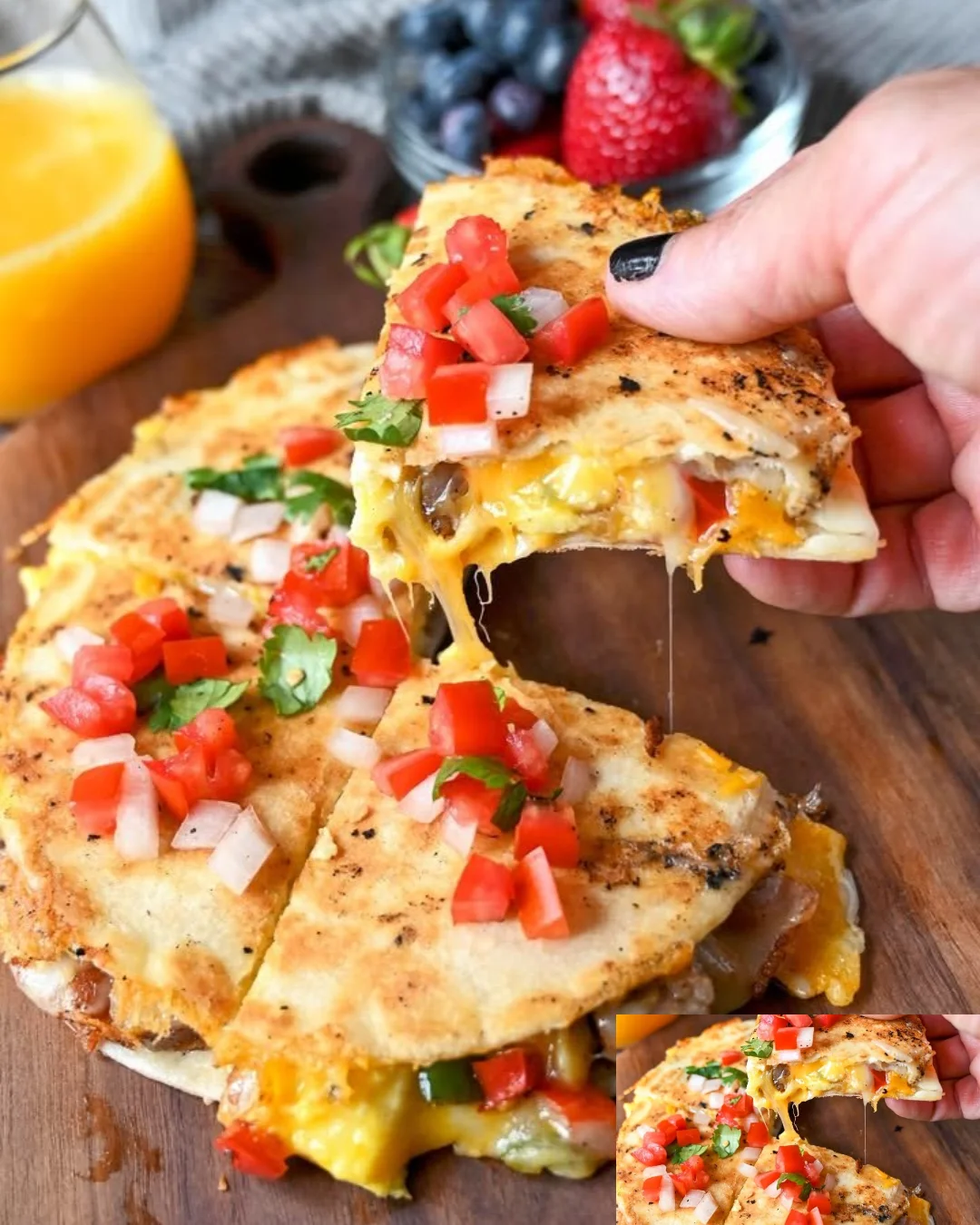 Leckere Frühstück Quesadillas mit Eiern und Gemüse auf einem Teller