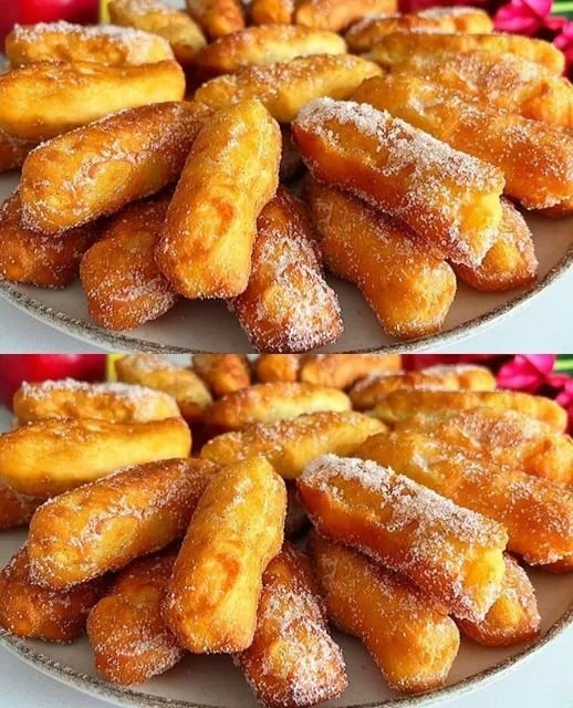 Gebackene Apfelstreifen auf einem Teller, schön garniert mit Zuckerguss.