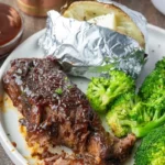 Gebratene ohne Knochen Rinderippen auf einem Grill serviert