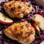 Hühnchen mit rotem Kohl auf einem Teller serviert