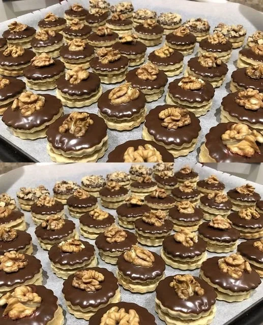 Delikates Ischler Törtchen mit Schokolade und Marmelade auf einem Teller