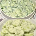 Joghurtsalat mit Gurken in einer bunten Schüssel serviert