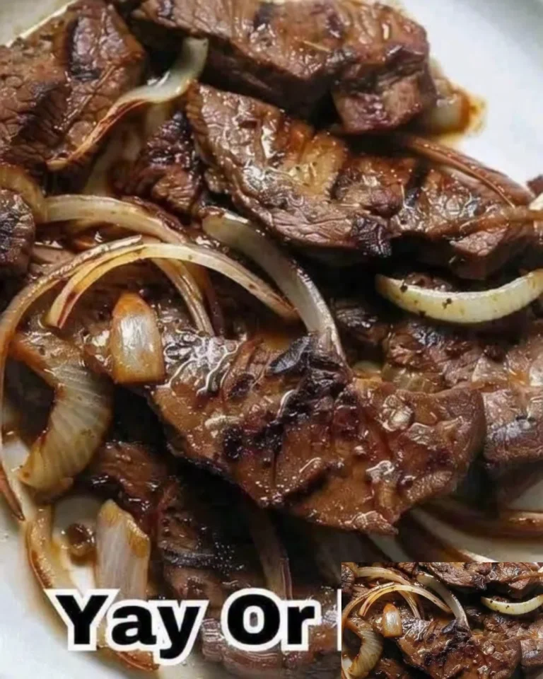 Hübsch angerichtete Kalbsleber mit Zwiebeln auf einem weißen Teller