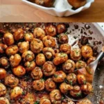 Leckere Knoblauch Champignons auf einem Teller serviert