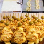 Dekorierter Mini-Weihnachtsbaum für festliche Feiertagsdekoration