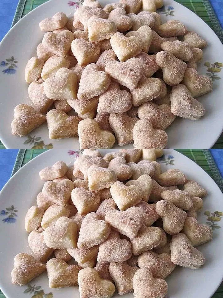 Omas Rahmplätzchen auf einem Teller, frisch gebacken und dekoriert