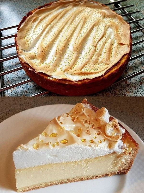 Ein köstliches Stück Omas Tränenkuchen auf einem Teller, garniert mit Sahne.