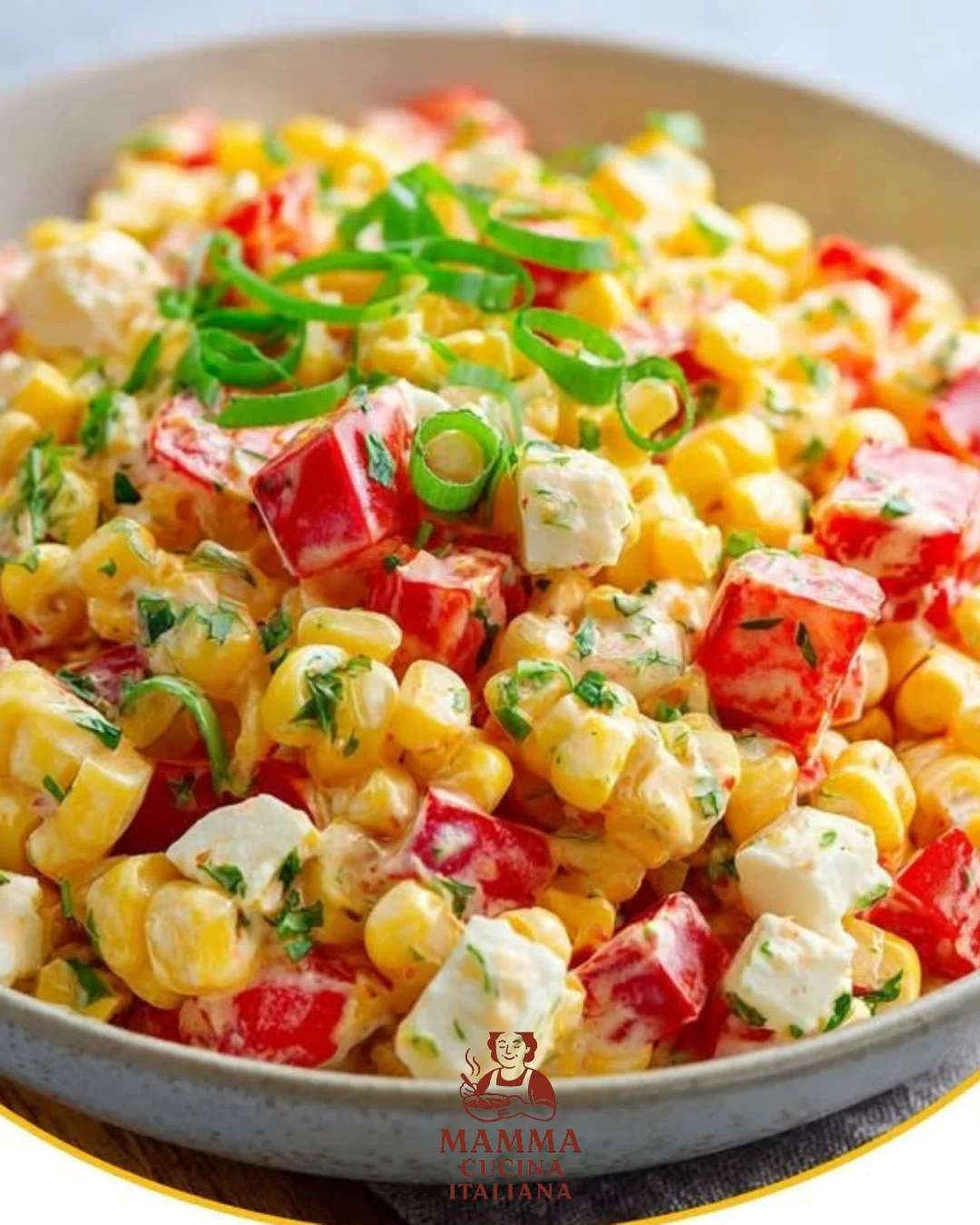 Paprika-Mais-Salat mit Feta und Joghurt in einer Schüssel serviert