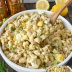 Schüssel mit Pasta Thunfischsalat, frisch und appetitlich zubereitet.