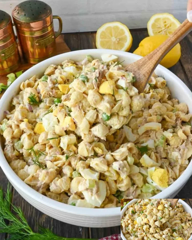 Schüssel mit Pasta Thunfischsalat, frisch und appetitlich zubereitet.