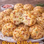 Pizza Bällchen serviert in einer Schüssel, ideal als Snack oder Partygericht.
