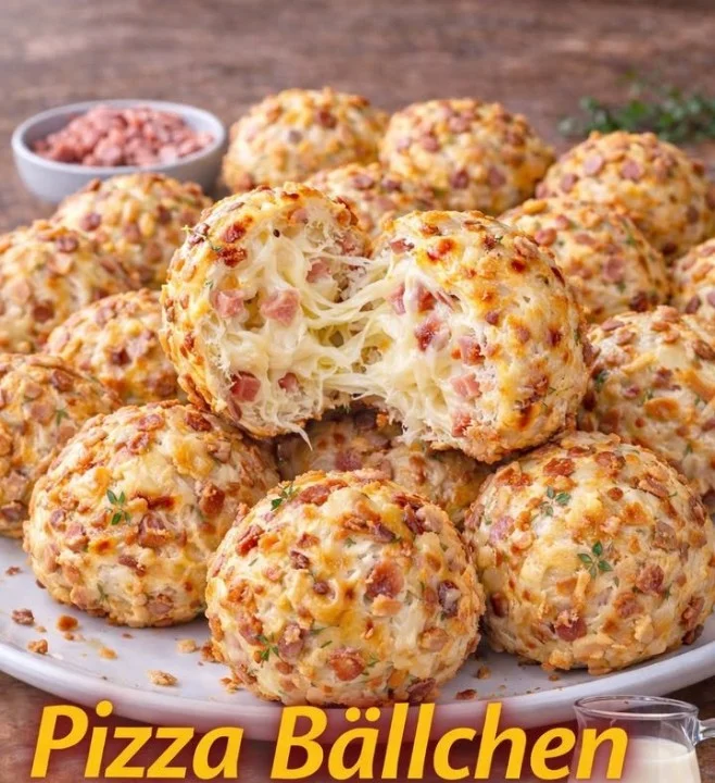 Pizza Bällchen serviert in einer Schüssel, ideal als Snack oder Partygericht.