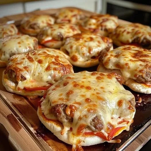 Leckerer Pizza-Burger mit Käse und frischen Zutaten