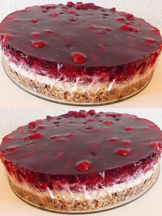 Leckere Prinzenrolle Torte, verfeinert mit Schokolade und Creme, perfekt für Feiern.