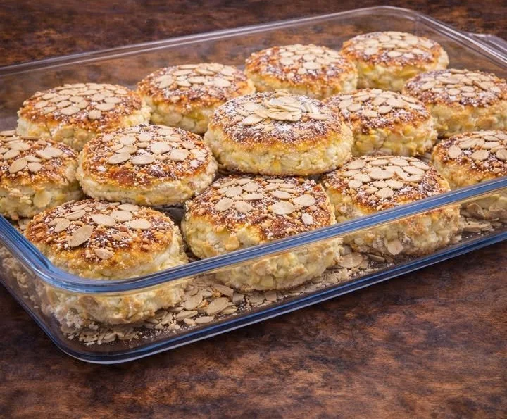 Quark Hafer Taler auf einem Teller, gesundes Rezept für Snacks