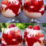 Quarkdessert mit frischen Erdbeeren auf einem weißen Dessertteller