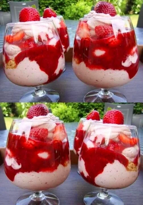 Quarkdessert mit frischen Erdbeeren auf einem weißen Dessertteller