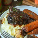 Rinderrippchen in Rotweinsauce serviert auf einem Teller