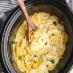 Leckeres Schmortopf Kartoffelgratin aus cremigen Kartoffeln und Käse