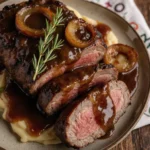 Schweinebraten mit Gravy auf einem festlich gedeckten Tisch