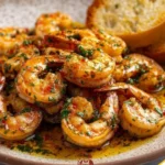 Spanische Knoblauchgarnelen (Gambas al Ajillo) in einer Pfanne zubereitet