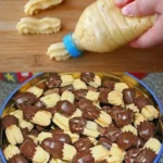 Leckeres Spritzgebäck auf einem Weihnachts-Teller dekoriert