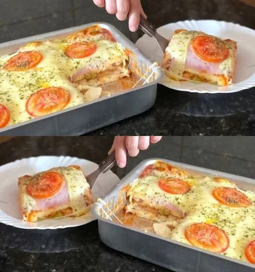 Leckeres Toast mit Mozzarella aus dem Ofen, garniert mit frischen Kräutern.