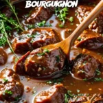 Traditionelles Beef Bourguignon mit zartem Rindfleisch und aromatischen Kräutern