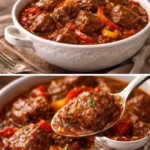 Schüssel mit ungarischem Paprika-Gulasch, gewürzt mit frischem Paprika