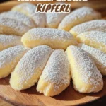 Vanillekipferl mit Pudding auf einem dekorativen Teller