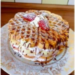 Leckere Waffeltorte mit Waffeln und cremiger Füllung