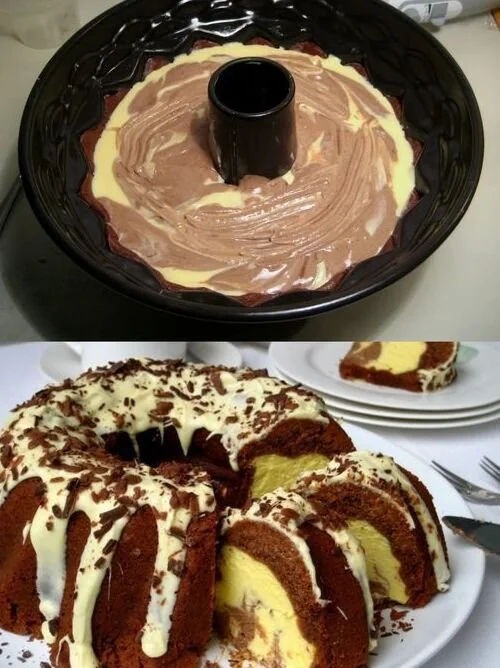 Weihnachts Quark Gugelhupf frisch aus dem Ofen, dekoriert für die Feiertage.