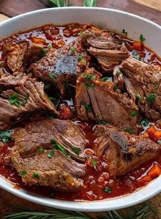 Leckeres Weihnachts Schmorbraten Gericht auf einem festlich gedeckten Tisch.