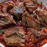 Weihnachts Schmorbraten mit Knoblauch serviert auf einem festlichen Tisch