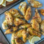 Zitronen-Pfeffer-Hühnchenflügel auf einem Grill serviert