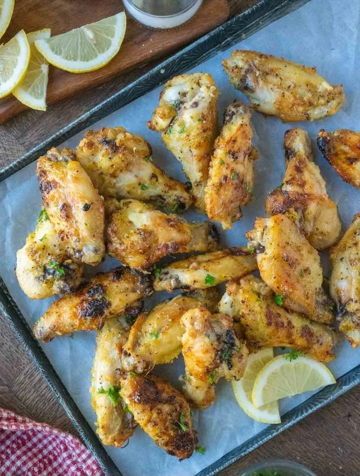 Zitronen-Pfeffer-Hühnchenflügel auf einem Grill serviert