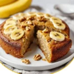 Zuckerfreier Bananen-Nuss-Kuchen mit Haferflocken auf einem Tisch