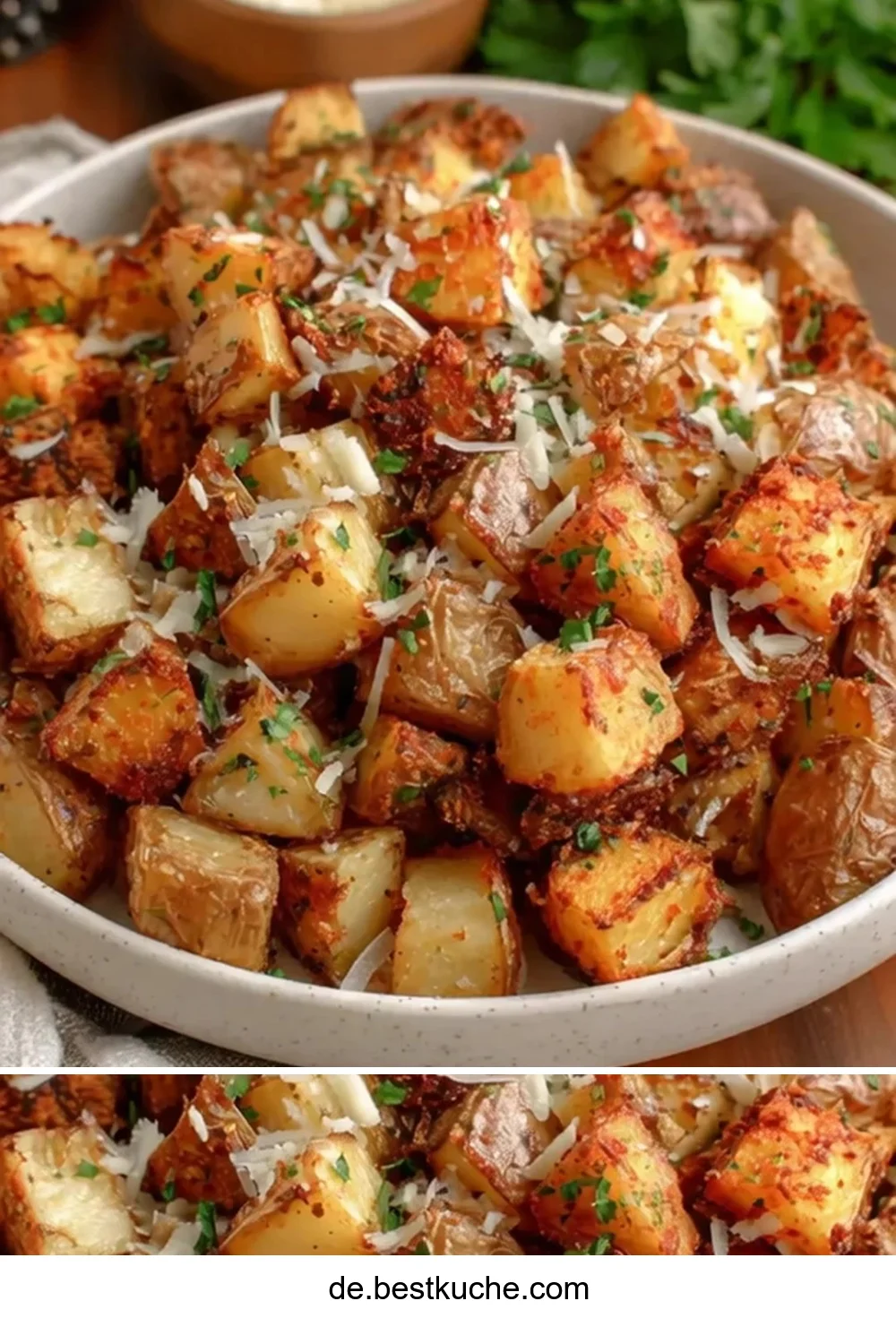 Köstliche Airfryer Knoblauch Parmesan Kartoffeln auf einem Teller serviert.