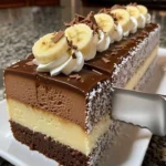 Bananen-Schokoladen-Mousse-Kuchen mit schokoladiger Garnitur und Bananenscheiben