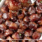Leckere BBQ Wurst Snacks auf einem Grill serviert