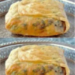 Bourek gefüllt mit Kartoffeln und Hackfleisch auf einem Teller