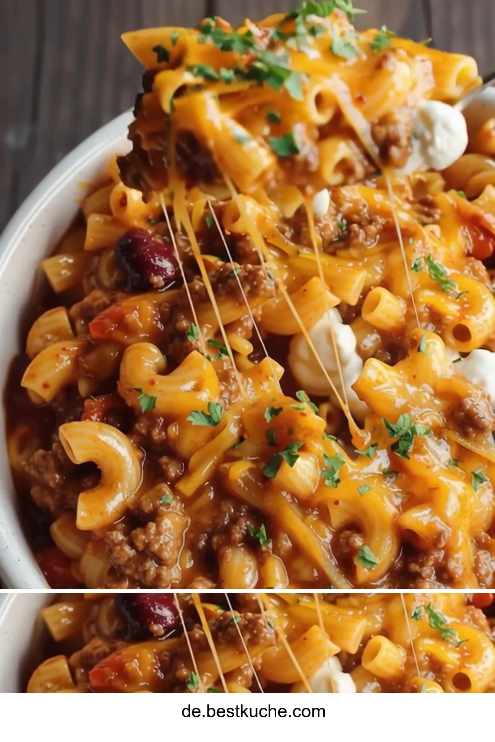 Eine Schüssel Chili-Mac-Eintopf mit Zutaten und frischen Kräutern.