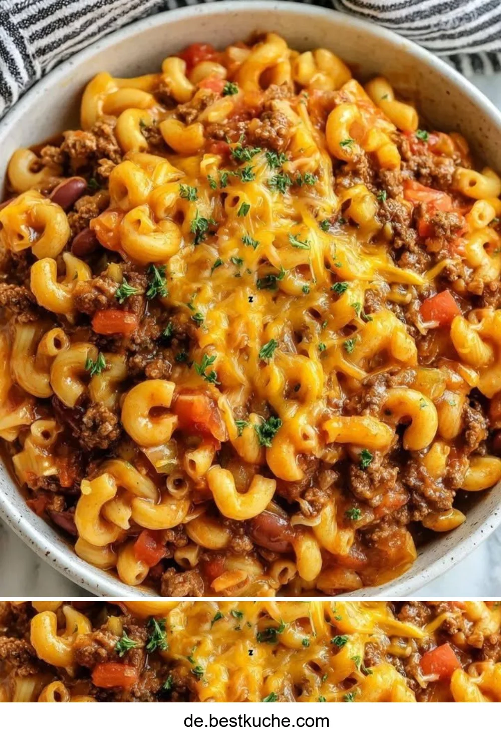 Chili Mac Eintopf mit Pasta und Käse in einer Schüssel serviert.
