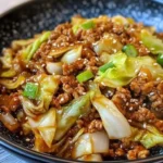 Chinakohl mit Hackfleisch auf einem Teller serviert