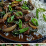 Chinesische Rindfleisch Pfanne mit Zwiebeln auf einem Teller serviert