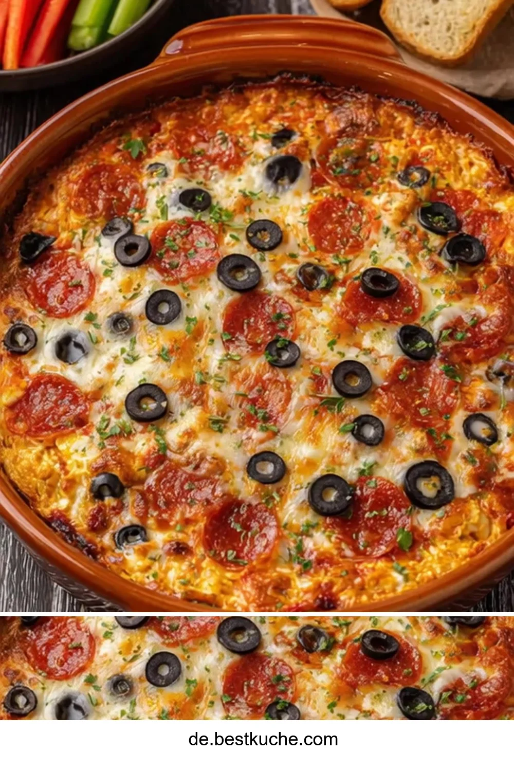 Cremiger Pizza-Party-Dip in einer Schüssel mit frischen Zutaten garniert
