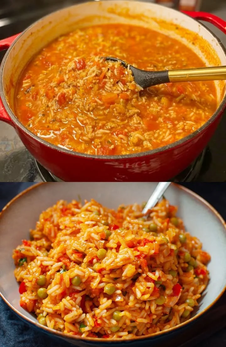 Ein Teller Djuvec-Reis mit buntem Gemüse und Gewürzen.