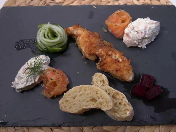 Fisch mit Gurkensalat & Baguette