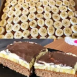 Leckerer Bananenkuchen aus dem Blech, dekoriert mit frischen Bananen und Sahne.
