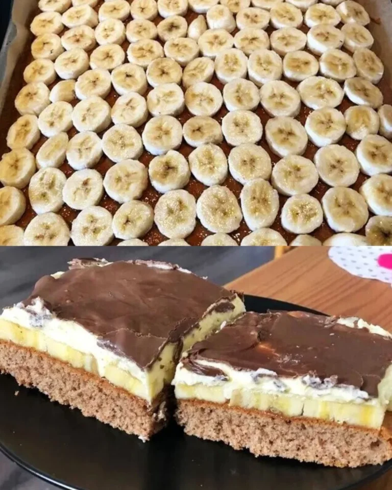 Leckerer Bananenkuchen aus dem Blech, dekoriert mit frischen Bananen und Sahne.